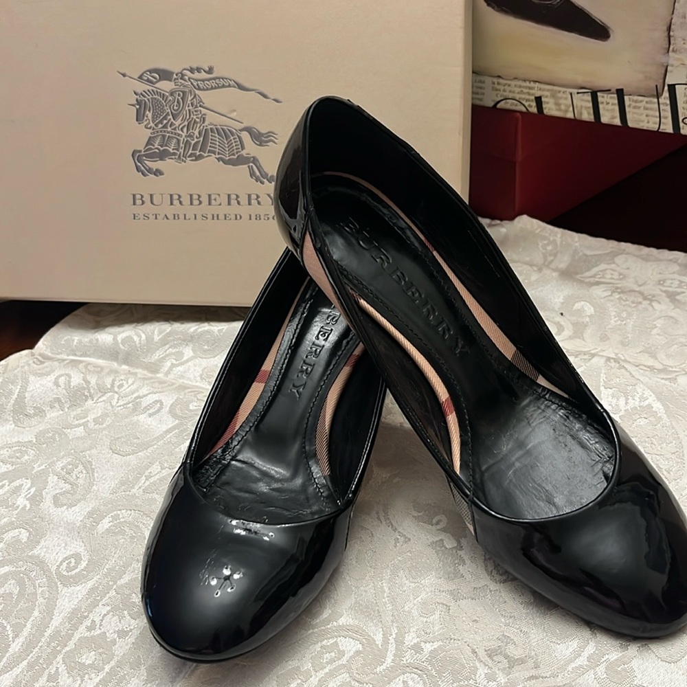 Shoes, slightly worn. Made in Italy , beige/black plaid. Kitten heel